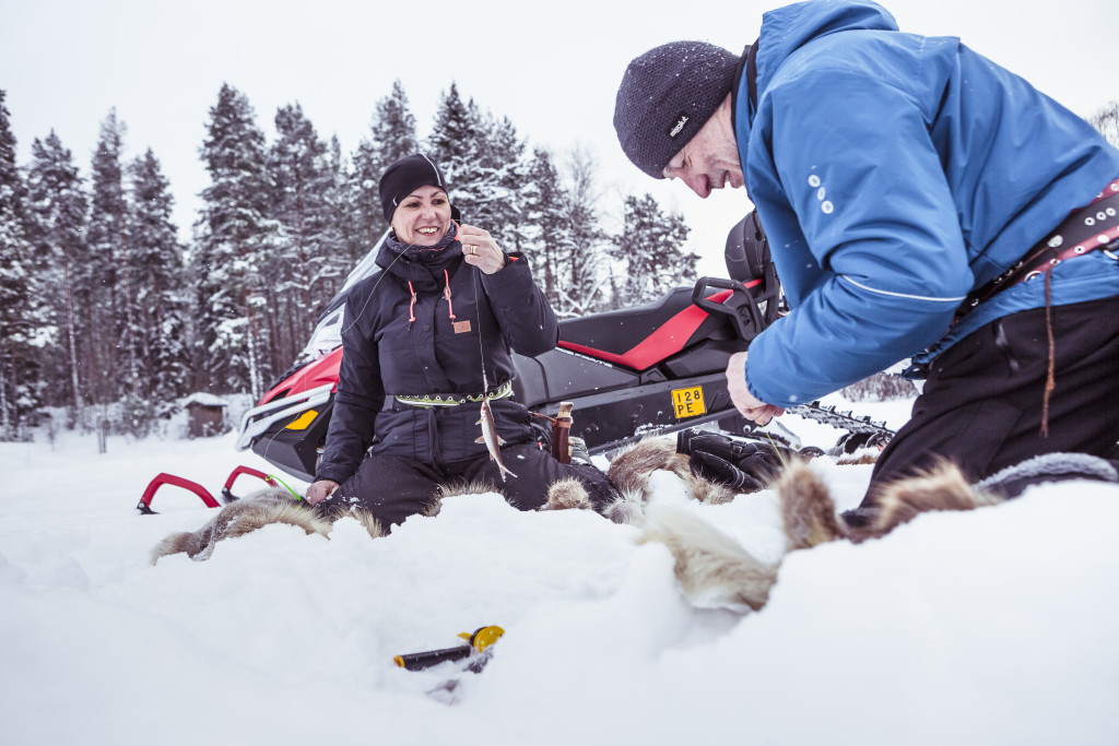 Ice_fishing_lapland