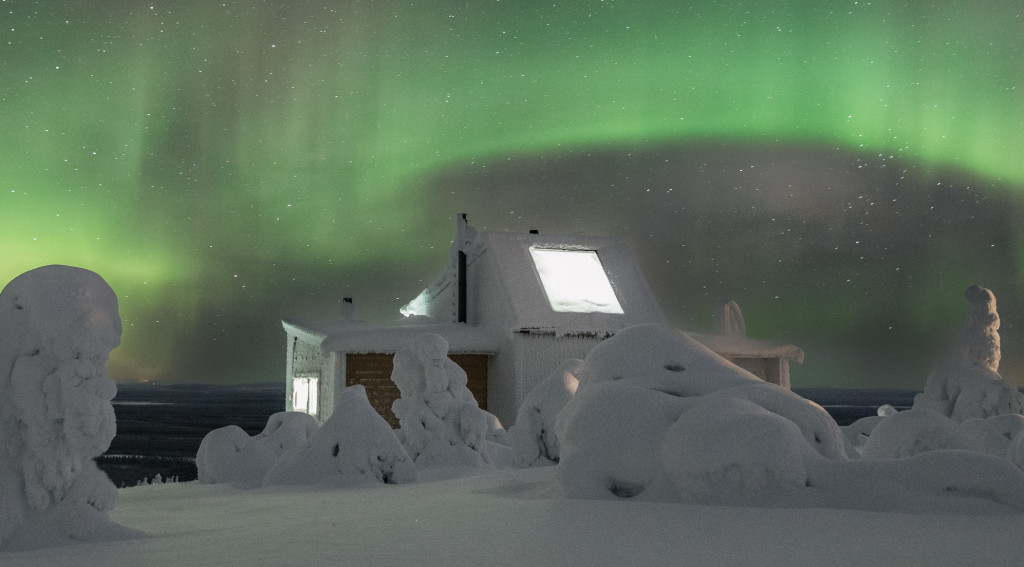 Ukko_Luosto_scenery_hut_aurora