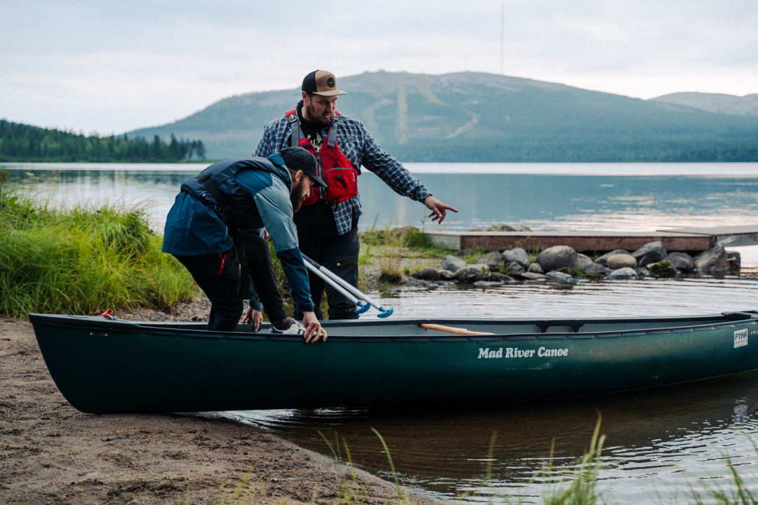 Pyhä Safaris kanoottikalastusta Pyhäjärvellä
