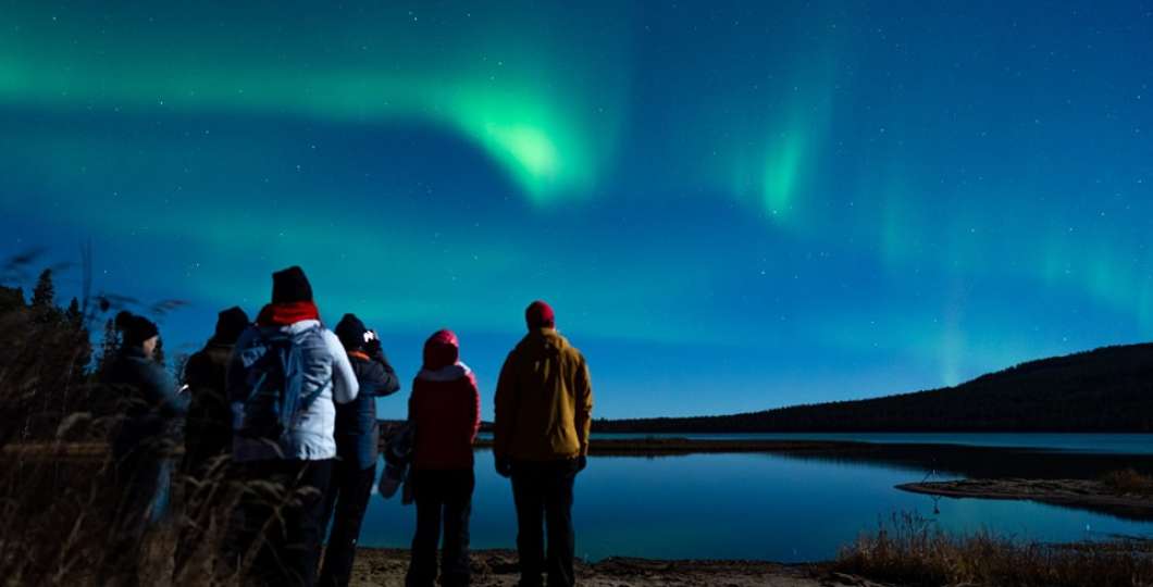 Kairankutsu_northern_lights_tour_lake_pyhajarvi